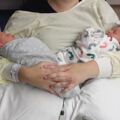 美國媽媽懷孕34週以為腎結石，最後生下三胞胎
