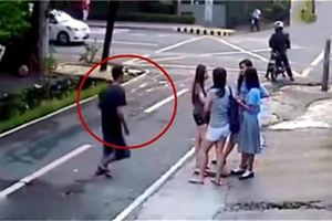 四名女學生只是在路邊等車，監視器卻錄下了超恐怖的一幕！