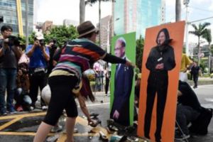 前瞻計畫吵不完民進黨上午佔主席台、下午換國民黨