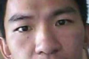 兒子在jb工作時被人打槍，身上手機和錢都被搶走了。兒子還有去報案。朋友還借他錢，兒子是住朋友家，說晚上會再回去。結果到如今朋友家沒回，自己家也沒回。
