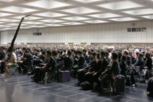 今年京都大學「畢業典禮Cosplay祭」又讓大家笑翻天，台下群魔亂舞的畫面玩得超嗨！