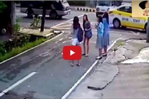 四名美女學生在路邊等車，注意「0.30秒」監控記錄下的這恐怖一幕！(視頻）