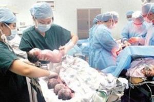 準媽媽做超聲波檢查四胞胎，當醫生剖出第四個時，竟發現意外驚喜！.....