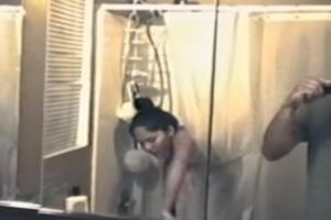 先生偷拍洗澡的太太，結果竟出現「不可思議」畫面，太突然讓網友全嚇到閃尿了！