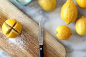 把「檸檬十字型切開」再灑上一點鹽，放在廚房中…隔天你就會發現神奇的效果！