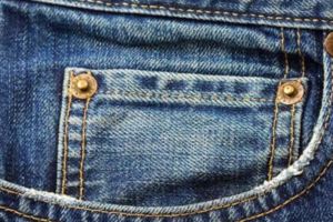 牛仔褲前面的小口袋的功能是…？99%的人都不知道！浪費了它的功用好久…