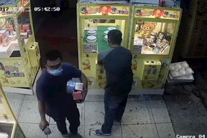 萬磁王再現!!娃娃機店內商品再被"吸"光