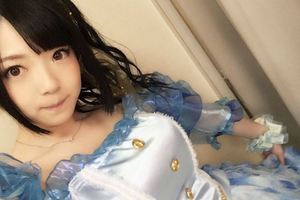 她曾唱過《出包王女》OP如今在女僕咖啡館打工