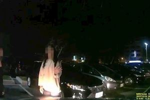 開車到賣場發現小女孩「肉身佔位」勸導後停進去，離開時車上夾了張紙條...仔細一看車主氣炸了！