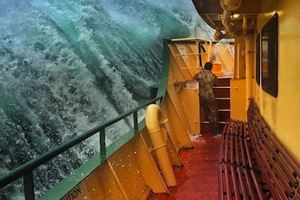 超大膽船員站在甲板上拍下震撼的「強浪拍打船隻瞬間」，看了照片真的覺得船員不好當啊！