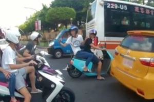 台灣騎士禮讓公車，被鑽車屁孩「狂罵髒話」！網友：「支持提告！」