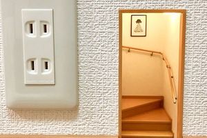 日本網友在插座旁做了一個「小人的樓梯」！網友：蟑螂之家嗎？