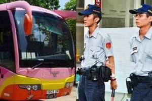 阿嬤坐巴士回家，走到半路忽然非要趕司機下車，僵持不下報警，才知阿嬤救了一車人！