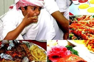 每桌一頭烤駱駝——這菜夠「硬」吧！迪拜人婚宴就這麼吃