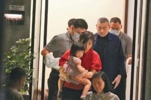 68歲劉鑾雄1歲小女兒曝光，甘比曬娃太有心機了