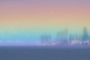 是七彩小鎮！攝影師拍下「彩虹籠罩湖面」　夢幻奇景網驚嘆：根本童話世界