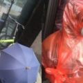 遛狗時突然下大雨！超天才鏟屎官「自製塑膠袋雨衣」，網友笑倒：怎麼世界都變紅色！