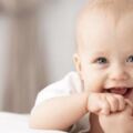 寶寶出牙前會有哪些徵兆？如果超過這個時間還沒出牙，家長需謹慎