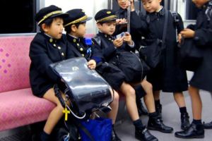 小學生就能自己搭電車上學！日本人最重視的5種品德教育，徹底打臉台灣「成績至上」的體制...
