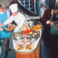 老照片揭露上世紀50年代開始的飛機餐有多麼誇張，對比現代的飛機餐讓大家都超想回到過去啊！