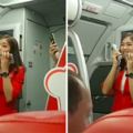 飛機延誤正妹空姐唱歌安撫乘客，她用超甜嗓音唱《I』mYours》大家焦躁的情緒都被安撫了！