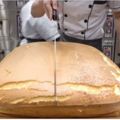 師傅「大刀切海綿蛋糕」影片莫名爆紅全球！但一點開600萬網友瞬間被征服！
