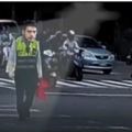 騎士遭貨車狂逼！金城武警察「最帥神救援」聖光降臨　瀟灑開單「狂念駕駛一頓」網讚好療癒