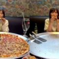 大胃王挑戰82寸披薩，鏡頭拉近後水杯穿幫了，網友：難怪能吃完！