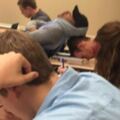 他在上課時突然瞄到2名同學的神睡姿，拍照上傳到社群網站後網友們都覺得他們94狂！