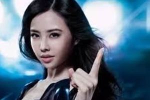 蔡依林現身紅唇嫵媚內衣外穿秀美胸雪膚