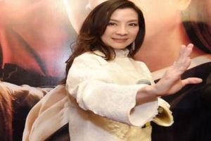 55歲楊紫瓊背景深不可測，難怪成龍得罪洪金寶也不敢動她！