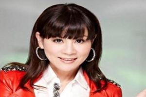 【父親病逝、女兒自殺、兒子車禍，】連續遭受磨難的她依然在歌壇堅持！