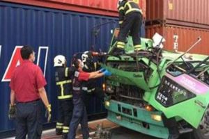 高雄市63號碼頭今天清晨5時貨櫃壓車頭司機亡勞檢發現原因在這