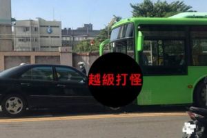 真男人的對決...「賓士v.s.公車」自殺式撞擊P.K誰勝出？！網友笑歪：不要越級打怪啊！