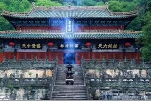 為何中國武當山長明燈600年不滅？專家研究得不出結論，卻被遊客一語道破玄機！