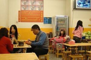 放任孩子「火鍋店亂跑」害店員燙傷竟「猛甩店員巴掌」下一秒讓恐龍媽「當場爆哭」！