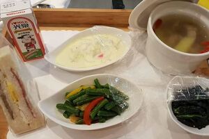 朋友住月子中心1天6千，看到早餐餐點有點傻眼，網友說這是正常的？