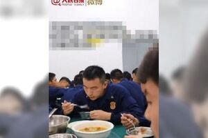 消防員全拿叉子吃飯背後辛酸惹哭大批網友