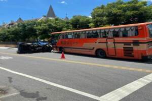 花蓮客運遊覽車猛撞小貨車2人重傷送醫1不治