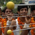 驚悚的拜神方式：印度教信徒鐵棍穿臉向神祈福