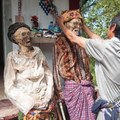 印尼村莊古怪習俗：把死去親人的遺骸挖出打扮？