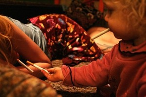 揭密 ! 生活在「毒窟」的２歲女孩，毒蟲父母養大的孩子
