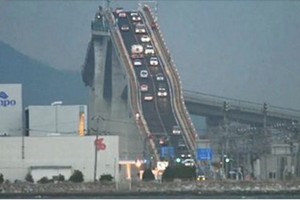 日本建造雲霄飛車般的路橋，高達11層樓...汽車還沒開上去之前，腿已軟了一半....嚇死人了！