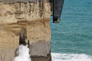 建築師設計出“懸崖居” :每天體驗驚險刺激生活！