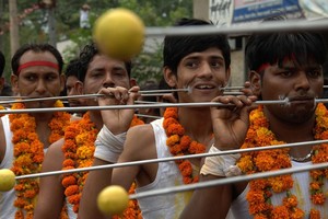 驚悚的拜神方式：印度教信徒鐵棍穿臉向神祈福