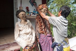 印尼村莊古怪習俗：把死去親人的遺骸挖出打扮？