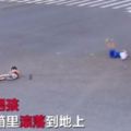 兩輛休旅車發生碰撞兩小孩從後車廂飛出馬路