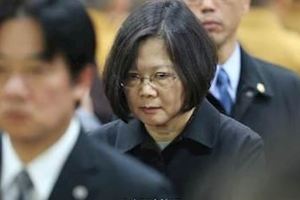 媒體高聲問「你也親中嗎」？蔡英文默然不語，快速離去...