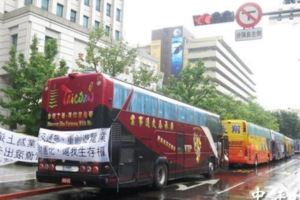 遊覽車包圍「交通部」抗議　要求賀陳旦下台