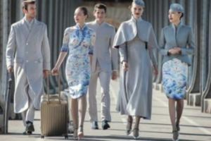 中國航空最新制服在巴黎時裝周吸引了全世界的目光，網友看完都表示「我要當空姐」啊！